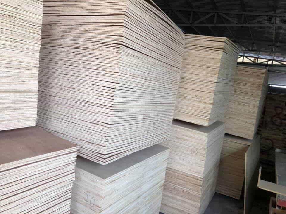Ván ép nhập khẩu là một trong những loại gỗ phổ biến do được ứng dụng rất nhiều trong các công trình và các lĩnh vực liên quan đến gỗ như nội thất