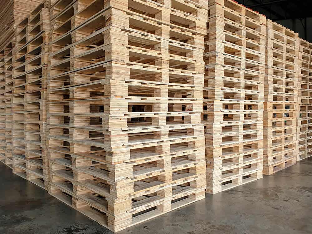 gỗ pallet được cấu tạo từ những thanh gỗ dài, được đóng hoặc ghép lại với nhau