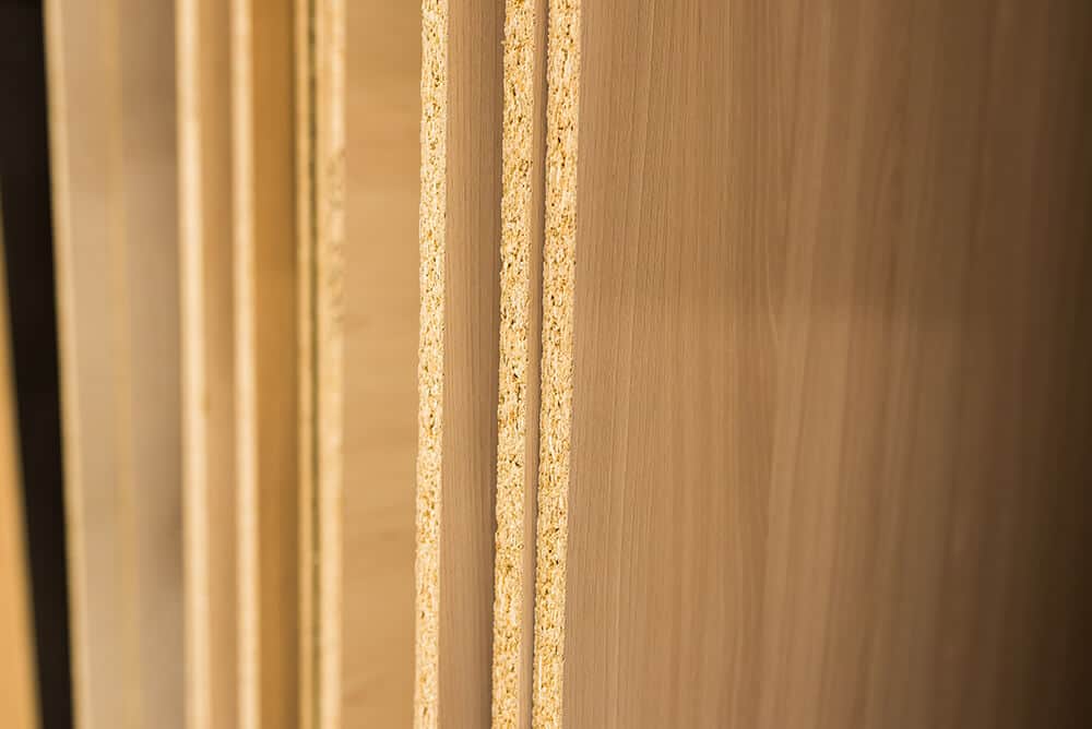 Đây là một loại gỗ công nghiệp được ứng dụng rất nhiều trong nội thất và chiếm tầm 80% thị phần, bởi chúng có giá rẻ, bền đẹp và đặc biệt là đáp ứng được những yêu cầu trong quá trình sử dụng.