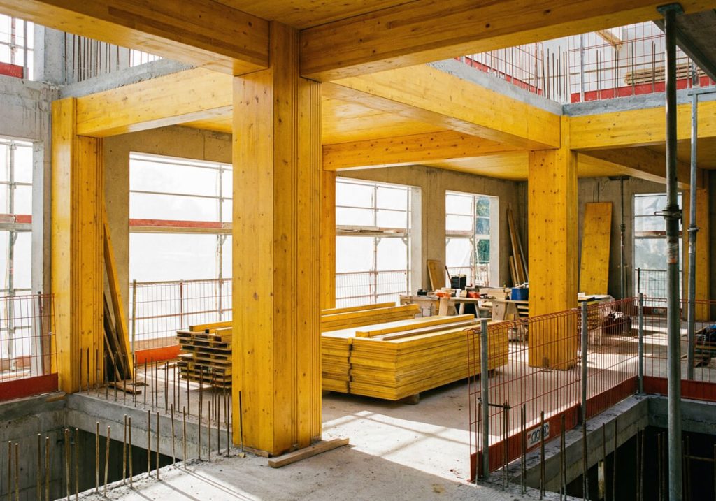 Ván ép cốp pha phủ keo có thể linh hoạt trong xây dựng