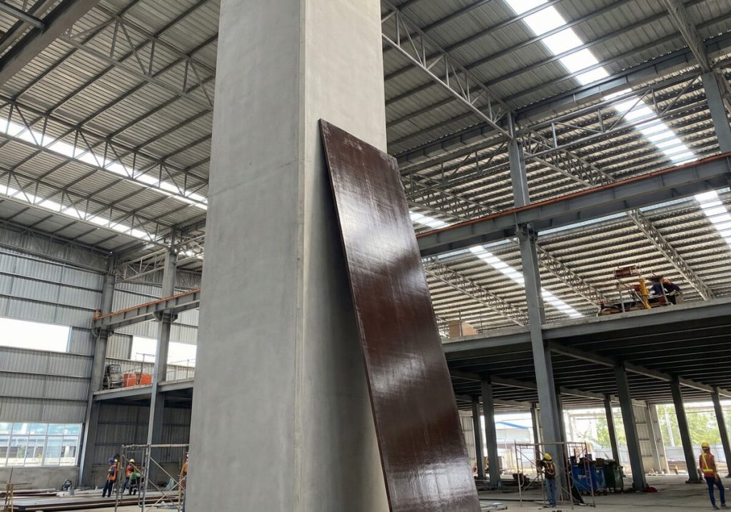 Ứng dụng ván ép cốp pha dài thi công cột nhà xưởng